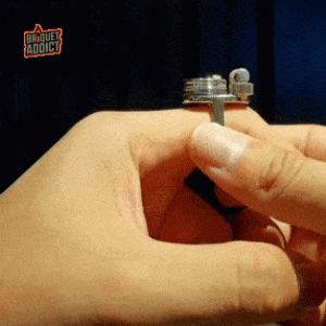 Accessoire pratique : bague inspirée d'un briquet design