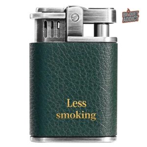 Briquet à essence, finition en cuir haut de gamme