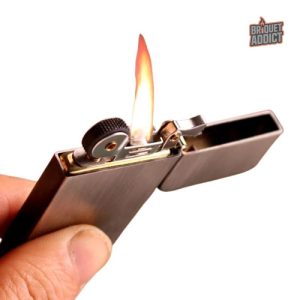 Briquet plat essence, design compact et pratique