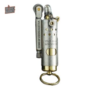 Briquet Seconde Guerre Mondiale classique en essence