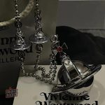 Collier Briquet Vivienne Westwood en style original